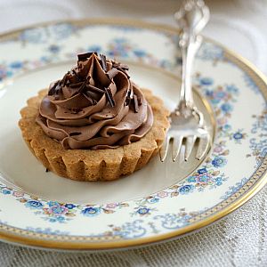 ΑΠΑΛΗ MOUSSE ΣΟΚΟΛΑΤΑΣ ΣΕΡΒΙΡΙΣΜΕΝΗ ΣΕ ΤΑΡΤΑΚΙΑ MINOS