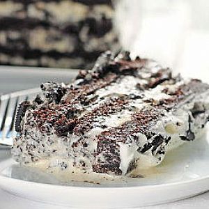 ΤΟΥΡΤΑ ΠAΓΩΤΟΥ ΜΕ ΠΑΝΤΕΣΠΑΝΙ, ΣΙΡΟΠΙ ΒΥΣΣΙΝΟ & ΜΠΙΣΚΟΤΑ ΜΕ ΛΕΥΚΗ ΚΡΕΜΑ